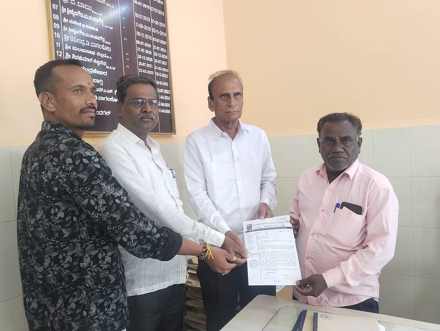 ಕುಕನೂರಿನ ಪಟ್ಟಣ ಪಂಚಾಯಿತಿಯಲ್ಲಿ ಶಿವಶರಣೆ ಹೇಮರಡ್ಡಿ ಮಲ್ಲಮ್ಮ ಕ್ಷೇಮಾಭಿವೃದ್ಧಿ ಸಂಘದ ಪದಾಧಿಕಾರಿಗಳು ಪ.ಪಂ ಅಧಿಕಾರಿ ಬಸವರಾಜ ಅವರಿಗೆ ಮನವಿ ಸಲ್ಲಿಸಲಾಯಿತು