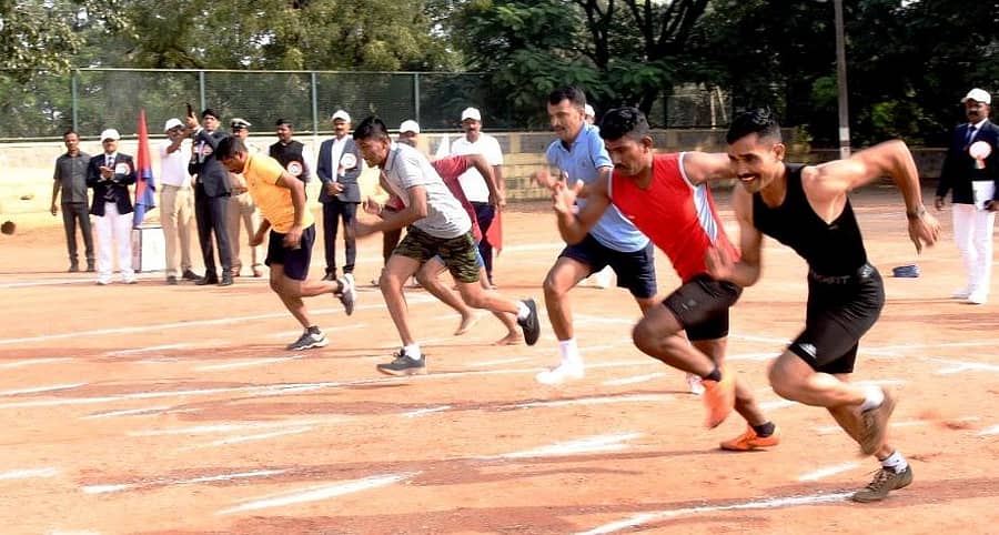 ಬಾಗಲಕೋಟೆಯಲ್ಲಿ ಶನಿವಾರ ನಡೆದ ಪೊಲೀಸ್ ಕ್ರೀಡಾಕೂಟದಲ್ಲಿ ಓಟದಲ್ಲಿ ಪಾಲ್ಗೊಂಡಿರುವ ಪುರುಷ ಕ್ರೀಡಾಪಟುಗಳು