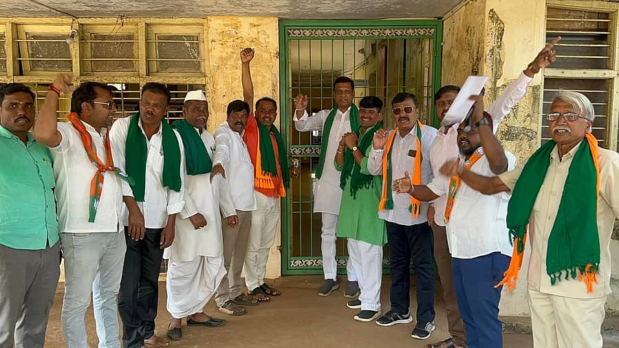 ಹುಮನಾಬಾದ್‌ನ ಕೃಷಿ ಇಲಾಖೆ ಕಚೇರಿಗೆ ಬಿಜೆಪಿ ಮುಖಂಡರು ಬೀಗ ಹಾಕಿ ಪ್ರತಿಭಟನೆ ಮಾಡಿದರು. ಶಾಸಕ ಡಾ.ಸಿದ್ದಲಿಂಗಪ್ಪ ಪಾಟೀಲ ಇದ್ದರು