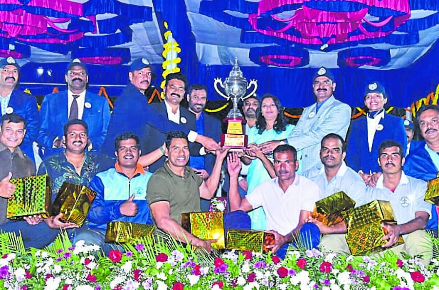 <div class="paragraphs"><p>ಮೈಸೂರಿನ ಚಾಮುಂಡಿಬೆಟ್ಟದ ತಪ್ಪಲಿನ ಸಿಎಆರ್ ಪೊಲೀಸ್ ಕವಾಯತು ಮೈದಾನದಲ್ಲಿ ಆಯೋಜಿಸಿದ್ದ ಪೊಲೀಸ್‌ ವಾರ್ಷಿಕ ಕ್ರೀಡಾಕೂಟದಲ್ಲಿ ಸಿಎಆರ್‌ ತಂಡವು ಸಮಗ್ರ ಪ್ರಶಸ್ತಿ ಪಡೆಯಿತು</p></div>