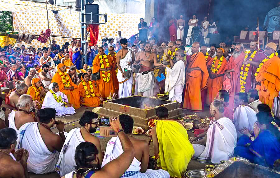 ಕಲಬುರಗಿಯ ರಾಮಕೃಷ್ಣ ವಿವೇಕಾನಂದ ಆಶ್ರಮದ ರಜತ ಮಹೋತ್ಸವದ ಅಂಗವಾಗಿ ಶನಿವಾರ ನಡೆದ ಅಯುತ ಚಂಡಿಕಾ ಮಹಾಯಾಗ ಮತ್ತು ಅತಿರುದ್ರ ಮಹಾಯಾಗದಲ್ಲಿ ವಿವಿಧ ಮಠದ ಸ್ವಾಮೀಜಿಗಳು ಹಾಗೂ ಗಣ್ಯರು ಪಾಲ್ಗೊಂಡಿದ್ದರು               ಪ್ರಜಾವಾಣಿ ಚಿತ್ರ