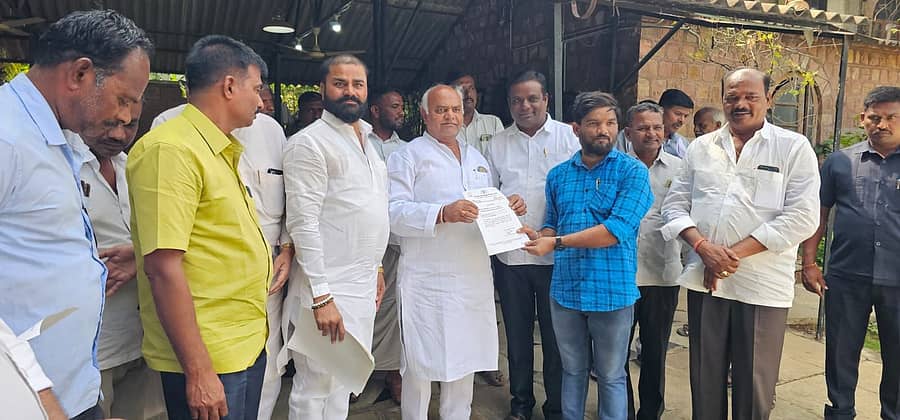 ವಿಜಯಪುರ ನಗರದಲ್ಲಿ ನಡೆದ ಕಾರ್ಯಕ್ರಮದಲ್ಲಿ ಸಚಿವ ಶಿವಾನಂದ ಪಾಟೀಲ ಅವರು ಕೆಪಿಸಿಸಿ ಪ್ರಚಾರ ಸಮಿತಿ ಪದಾಧಿಕಾರಿಗಳ ನೇಮಕಾತಿ ಪತ್ರ ವಿತರಿಸಿದರು