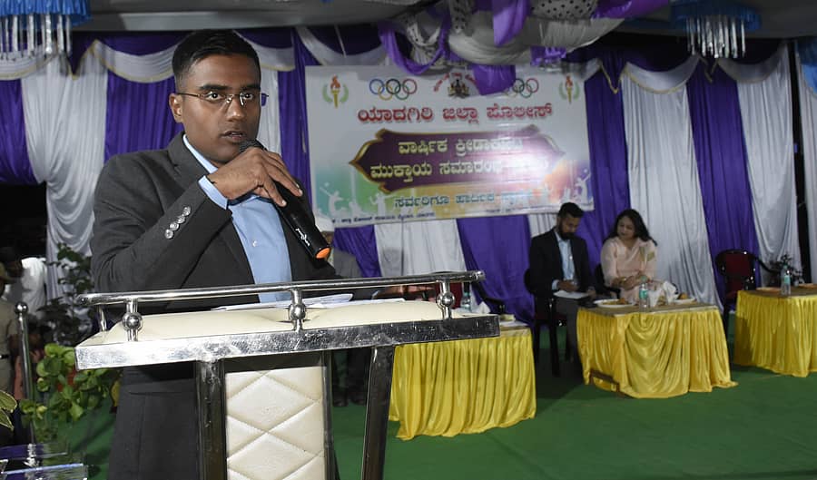 ಯಾದಗಿರಿಯಲ್ಲಿ ಶನಿವಾರ ನಡೆದ ಜಿಲ್ಲಾ ಪೊಲೀಸ್ ವಾರ್ಷಿಕ ಕ್ರೀಡಾಕೂಟದಲ್ಲಿ ಎಸ್‌ಪಿ ಪೃಥ್ವಿಕ್ ಶಂಕರ್ ಮಾತನಾಡಿದರು 