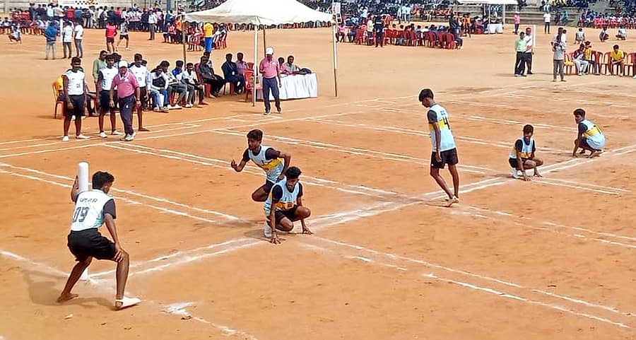 ಮಂಡ್ಯ ನಗರದ ಪಿಇಟಿ ಕ್ರೀಡಾಂಗಣದಲ್ಲಿ ಶನಿವಾರ ಆರಂಭಗೊಂಡ ರಾಜ್ಯ ಮಟ್ಟದ ಕೊಕ್ಕೊ ಟೂರ್ನಿಯ ದೃಶ್ಯ