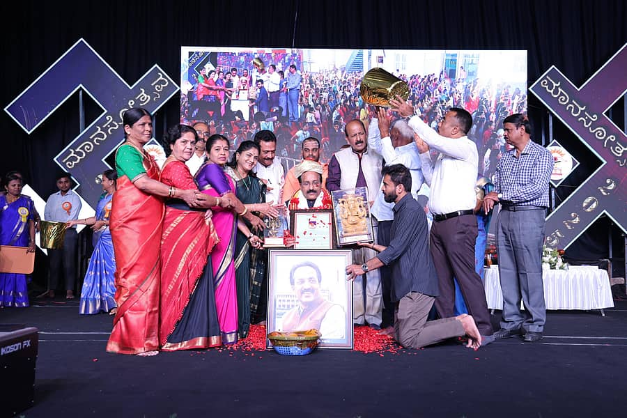 ಕೊಳ್ಳೇಗಾಲ ನಗರದ ಮಾನಸ ಶಿಕ್ಷಣ ಸಂಸ್ಥೆ ಆವರಣದಲ್ಲಿ ಶನಿವಾರ ನಡೆದ ಮಾನಸೋತ್ಸವದಲ್ಲಿ ‘ಮಾನಸ ಪ್ರಶಸ್ತಿ’ಯನ್ನು ಭಾರತೀಯ ಬಾಹ್ಯಾಕಾಶ ಸಂಶೋಧನಾ ಸಂಸ್ಥೆಯ ಮಾಜಿ ಅಧ್ಯಕ್ಷ ಡಾ.ಎಸ್.ಸೋಮನಾಥ್ ಅವರಿಗೆ ಪ್ರದಾನ ಮಾಡಿಲಾಯಿತು