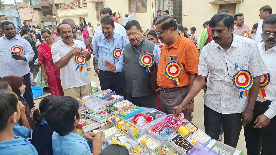 ಡಿ.ಹೊಸಹಳ್ಳಿ ಗ್ರಾಮದ ಸರ್ಕಾರಿ ಹಿರಿಯ ಪ್ರಾಥಮಿಕ ಶಾಲೆಯಲ್ಲಿ ಮಕ್ಕಳ ಸಂತೆ ನಡೆಯಿತು