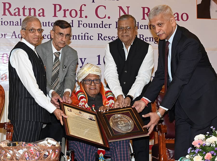 <div class="paragraphs"><p>ಸಿ.ಎನ್.ಆರ್. ರಾವ್ ಅವರಿಗೆ ಶಿವಶ್ರೀ ಪ್ರಶಸ್ತಿಯನ್ನು ನ್ಯಾ. ಉದಯ ಉಮೇಶ ಲಲಿತ್ ಅವರು ನೀಡಿ ಗೌರವಿಸಿದರು. ನ್ಯಾ. ಶಿವರಾಜ ವಿ. ಪಾಟೀಲ, ಉದಯ ಹೊಳ್ಳ ಹಾಗೂ ಎಸ್.ಎಂ. ರೆಡ್ಡಿ ಉಪಸ್ಥಿತರಿದ್ದರು.&nbsp;</p></div>