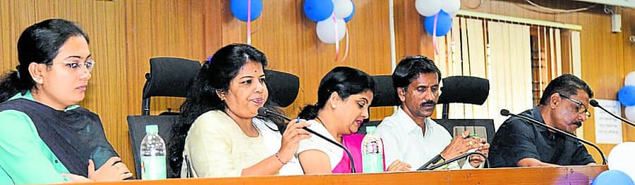 <div class="paragraphs"><p>ದಾವಣಗೆರೆಯ ಮಹಾನಗರ ಪಾಲಿಕೆಯ ಕೌನ್ಸಿಲ್‌ ಸಭಾಂಗಣದಲ್ಲಿ ಶುಕ್ರವಾರ ನಡೆದ ಬಜೆಟ್‌ ಪೂರ್ವಭಾವಿ ಸಭೆಯಲ್ಲಿ ಆಯುಕ್ತೆ ರೇಣುಕಾ ಮಾತನಾಡಿದರು</p></div>