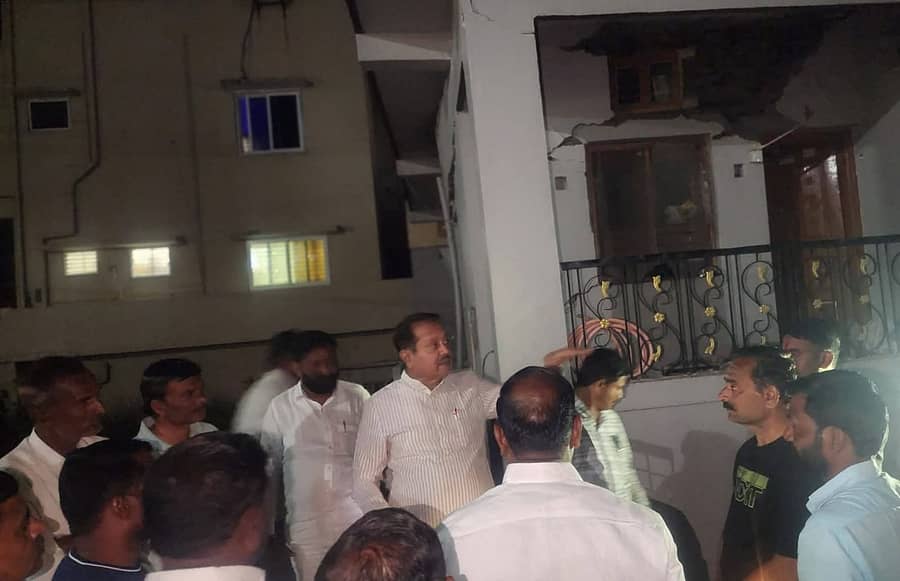 ತಾಳಿಕೋಟೆ: ಪಟ್ಟಣದ ಗಣೇಶ ನಗರದಲ್ಲಿರುವ ರವಿ ಸೋಮರೆಡ್ಡಿ ಕೋಳೂರ ಅವರ ಮನೆಯಲ್ಲಿ ಸಿಲಿಂಡರ್ ಗ್ಯಾಸ್ ಸೋರಿಕೆಯಿಂದಾಗಿ ಸ್ಪೋಟಗೊಂಡ ಹಿನ್ನಲೆಯಲ್ಲಿ ಶಾಸಕ ಸಿ.ಎಸ್.ನಾಡಗೌಡ ಅಪ್ಪಾಜಿ ಅವರು ಶುಕ್ರವಾರ ಸ್ಥಳಕ್ಕೆ ಭೇಟಿ ನೀಡಿದರು.