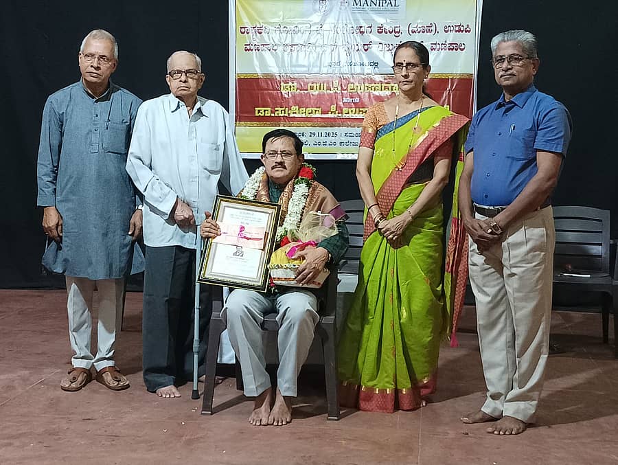 ಕಬ್ಬಿನಾಲೆ ವಸಂತ ಭಾರದ್ವಾಜ್‌ ಅವರಿಗೆ ಪ್ರಶಸ್ತಿ ಪ್ರದಾನ ಮಾಡಲಾಯಿತು 