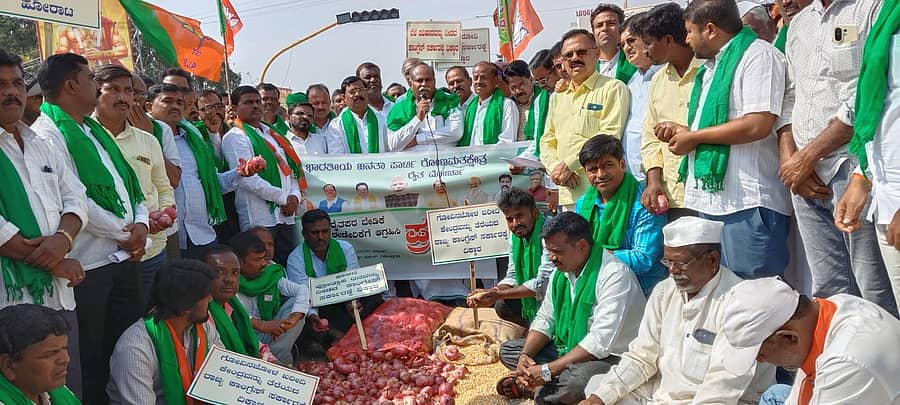 ಗಜೇಂದ್ರಗಡದ ಕಾಲಕಾಲೇಶ್ವರ ವೃತ್ತದಲ್ಲಿ ಬಿಜೆಪಿ ರೋಣ ಮಂಡಲದ ರೈತ ಮೋರ್ಚಾದ ವತಿಯಿಂದ ರೈತರ ವಿವಿಧ ಬೇಡಿಕೆಗಳ ಈಡೇರಿಕೆಗೆ ಒತ್ತಾಯಿಸಿ ರಸ್ತೆಗೆ ಮೆಕ್ಕೆಜೋಳ, ಈರುಳ್ಳು ಸುರಿದು ರಾಜ್ಯ ಸರ್ಕಾರದ ವಿರುದ್ದ ಪ್ರತಿಭಟನೆ ನಡೆಯಿತು