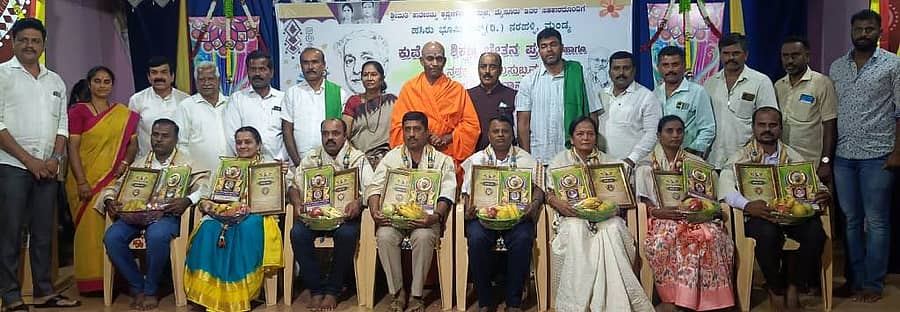 ಪಾಂಡವಪುರದ ಕನ್ನಡ ಸಾಹಿತ್ಯ ಪರಿಷತ್ತಿನ ಭವನದಲ್ಲಿ ಹಸಿರು ಭೂಮಿ ಟ್ರಸ್ಟ್‌ನಿಂದ ಶಿಕ್ಷಕರಿಗೆ ನರಹಳ್ಳಿ ಬಾಲಸುಬ್ರಹ್ಮಣ್ಯ ಗುರುಶ್ರೇಷ್ಠ ಪ್ರಶಸ್ತಿ ನೀಡಿ ಗೌರವಿಸಲಾಯಿತು. ನಿಶ್ಚಲಾನಂದ ಸ್ವಾಮೀಜಿ, ಶಾಸಕ ದರ್ಶನ್ ಪುಟ್ಟಣ್ಣಯ್ಯ, ಪ್ರೊ.ಪದ್ಮಾಶೇಖರ್ ಪಾಲ್ಗೊಂಡಿದ್ದರು