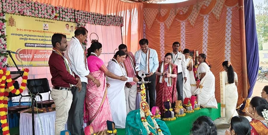 ಸಿರವಾರದಲ್ಲಿ ಭಾನುವಾರ ನಡೆದ ಮಹಿಳಾ ವಿಚಾರಗೋಷ್ಠಿಯನ್ನು ಪ್ರಜಾಪಿತ ಬ್ರಹ್ಮಕುಮಾರಿ ಈಶ್ವರೀಯ ವಿಶ್ವವಿದ್ಯಾಲಯದ ಬಿ.ಕೆ.ಜ್ಯೋತಿ ಉದ್ಘಾಟಿಸಿದರು