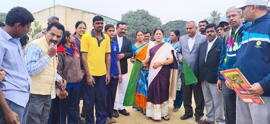 ಕೋಲಾರದಲ್ಲಿ ಅಂಗವಿಕಲರ ಕ್ರೀಡಾಕೂಟ ಹಾಗೂ ಸಾಂಸ್ಕೃತಿಕ ಕಾರ್ಯಕ್ರಮಕ್ಕೆ ಹೆಚ್ಚುವರಿ ಜಿಲ್ಲಾಧಿಕಾರಿ ಎಸ್‌.ಎಂ.ಮಂಗಳಾ ಚಾಲನೆ ನೀಡಿದರು
