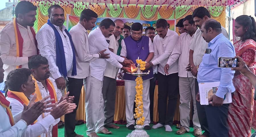 ಸಂತೇಮರಹಳ್ಳಿ ಸಮೀಪದ ಗಣಗನೂರುಪುರ ಗ್ರಾಮದಲ್ಲಿ ಚಾಮರಾಜನಗರ ಹಾಗೂ ಮೈಸೂರು ಜಿಲ್ಲಾ ವತಿಯಿಂದ ನಡೆದ ಜೈ ಕನ್ನಡ ಮಾತೆ ಅಸಂಘಟಿತ ಕಟ್ಟಡ ಮತ್ತು ಕಾರ್ಮಿಕ ಇತರೆ ನಿರ್ಮಾಣ ಕಾರ್ಮಿಕರ ಸಂಘದ ಕಾರ್ಯಕ್ರಮವನ್ನು  ಕರ್ನಾಟಕ ರಾಜ್ಯ ಕಟ್ಟಡ ಕಾರ್ಮಿಕರ ಸಂಘದ ರಾಜ್ಯ ಪ್ರಧಾನ ಕಾರ್ಯದರ್ಶಿ ಜೆ.ಸಿ.ಕಿರಣ್ ಉದ್ಘಾಟಿಸಿದರು.