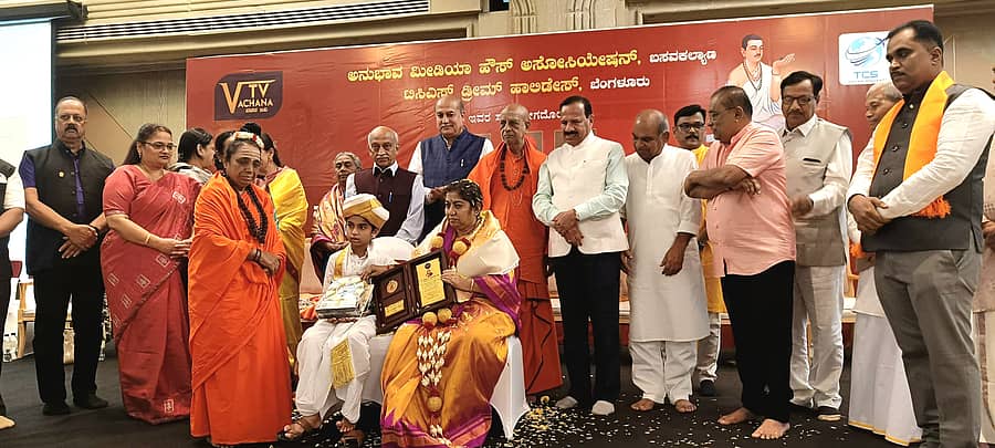 ವಚನ ಟಿವಿ ವತಿಯಿಂದ ದುಬೈನಲ್ಲಿ ಶನಿವಾರ ನಡೆದ ಸಮಾರಂಭದಲ್ಲಿ ಶರಣಬಸವ ವಿಶ್ವವಿದ್ಯಾಲಯದ ಕುಲಾಧಿಪತಿ ದಾಕ್ಷಾಯಿಣಿ ಎಸ್. ಅಪ್ಪ ಅವರಿಗೆ ಗದಗಿನ ತೋಂಟದಾರ್ಯ ಸಿದ್ದಲಿಂಗ ಸ್ವಾಮಿಗಳ ಸ್ಮರಣಾರ್ಥ ಪ್ರಶಸ್ತಿ ಪ್ರದಾನ ಮಾಡಲಾಯಿತು