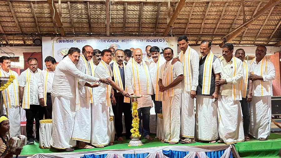 ಹಾಸನದ ಪವನಪುತ್ರ ಸಭಾಂಗಣದಲ್ಲಿ ಭಾನುವಾರ ನಡೆದ ಕಾರ್ಯಕ್ರಮವನ್ನು ವಿಧಾನ ಪರಿಷತ್‌ ಸದಸ್ಯ ಕೆ. ಶಿವಕುಮಾರ್ ಉದ್ಘಾಟಿಸಿದರು.