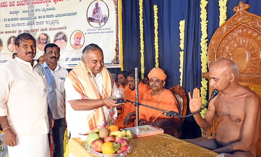 ಮೈಸೂರಿನ ಜಗನ್ಮೋಹನ ಅರಮನೆಯಲ್ಲಿ ಕೋಟೆ ಶಾಂತಿನಾಥ ಬಸದಿ ವತಿಯಿಂದ ಭಾನುವಾರ ನಡೆದ ಶಾಂತಿನಾಥ ತೀರ್ಥಂಕರರು ಹಾಗೂ ಮಾನಸ್ತಂಭೋಪರಿ ಜಿನ ಬಿಂಬಗಳ ಪಂಚಕಲ್ಯಾಣ ಪೂಜಾ ಮಹೋತ್ಸವದಲ್ಲಿ ವಿದ್ಯಾಸಾಗರ ಮುನಿ ಅವರಿಂದ ಶಾಸಕ ಟಿ.ಎಸ್‌.ಶ್ರೀವತ್ಸ ಆಶೀರ್ವಾದ ಪಡೆದರು –ಪ್ರಜಾವಾಣಿ ಚಿತ್ರ 