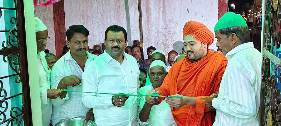 ನವಲಗುಂದ ಸಮೀಪದ ದುಂದೂರ ಗ್ರಾಮದಲ್ಲಿ ನೂತನವಾಗಿ ನಿರ್ಮಾಣಗೊಂಡಿರುವ ಮಸೀದಿಯನ್ನು ಅಭಿನವ ಮೃತ್ಯುಂಜಯ ಸ್ವಾಮೀಜಿ ಉದ್ಘಾಟಿಸಿದರು. ಮಾಜಿ ಸಚಿವ ಶಂಕರ ಪಾಟೀಲ ಮುನೇನಕೊಪ್ಪ ಭಾಗವಹಿಸಿದ್ದರು