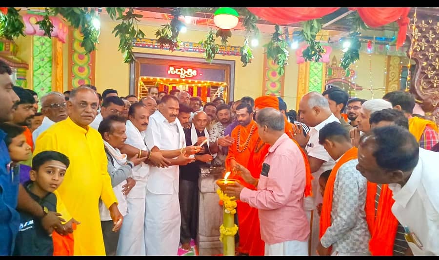 ಕಣಕಟ್ಟೆ ಹೋಬಳಿಯ ರಾಂಪುರ ಗ್ರಾಮದ ಸಿದ್ದೇಶ್ವರ ಸ್ವಾಮಿ ಪುಣ್ಯಕ್ಷೇತ್ರದಲ್ಲಿ ಭಾನುವಾರ ನಡೆದ ಕಾರ್ತೀಕ ದೀಪೋತ್ಸವದಲ್ಲಿ ಶಾಸಕ ಕೆ. ಎಂ. ಶಿವಲಿಂಗೇಗೌಡ ಭಾಗವಹಿಸಿದ್ದರು