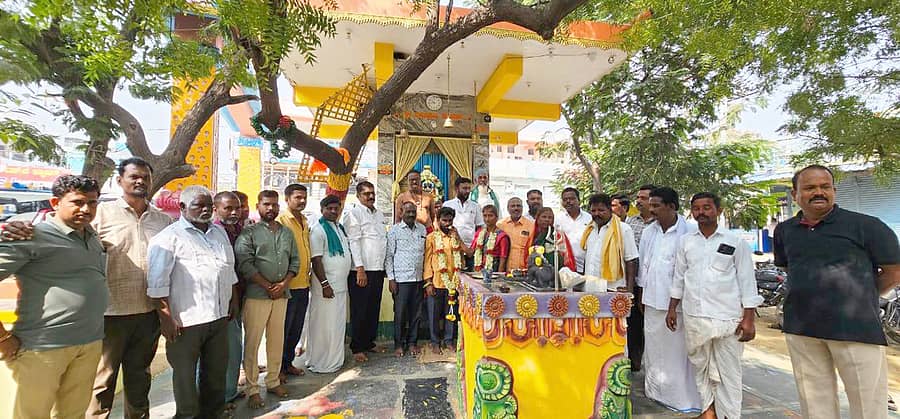 ಸಿಂಧನೂರಿನ ಲಘುವಾಹನ ಚಾಲಕರ ಸಂಘದ ಕಾರ್ ಸ್ಟ್ಯಾಂಡ್ ಬಳಿಯಿರುವ ಅಂಬಾದೇವಿ ದೇವಸ್ಥಾನದಲ್ಲಿ ಮುಖಂಡರು ಪ್ರೇಮಿಗಳ ಮದುವೆ ಮಾಡಿಸಿದರು