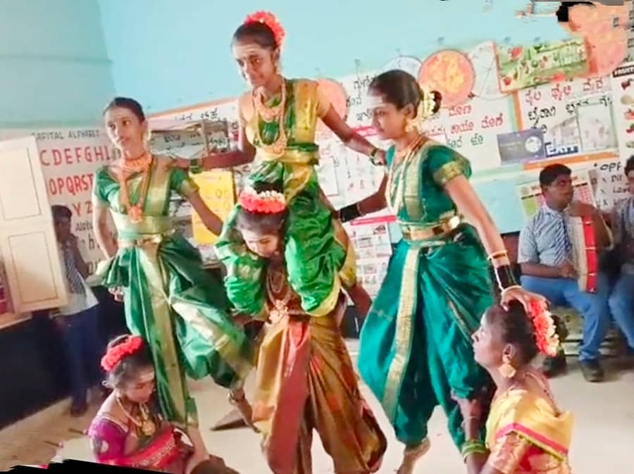 ಕೈವಾರದಲ್ಲಿ ಆಯೋಜಿಸಿದ್ದ ಪ್ರತಿಭಾ ಕಾರಂಜಿಯಲ್ಲಿ ಮಕ್ಕಳು ನಡೆಸಿಕೊಟ್ಟ ನೃತ್ಯ ಪ್ರದರ್ಶನ