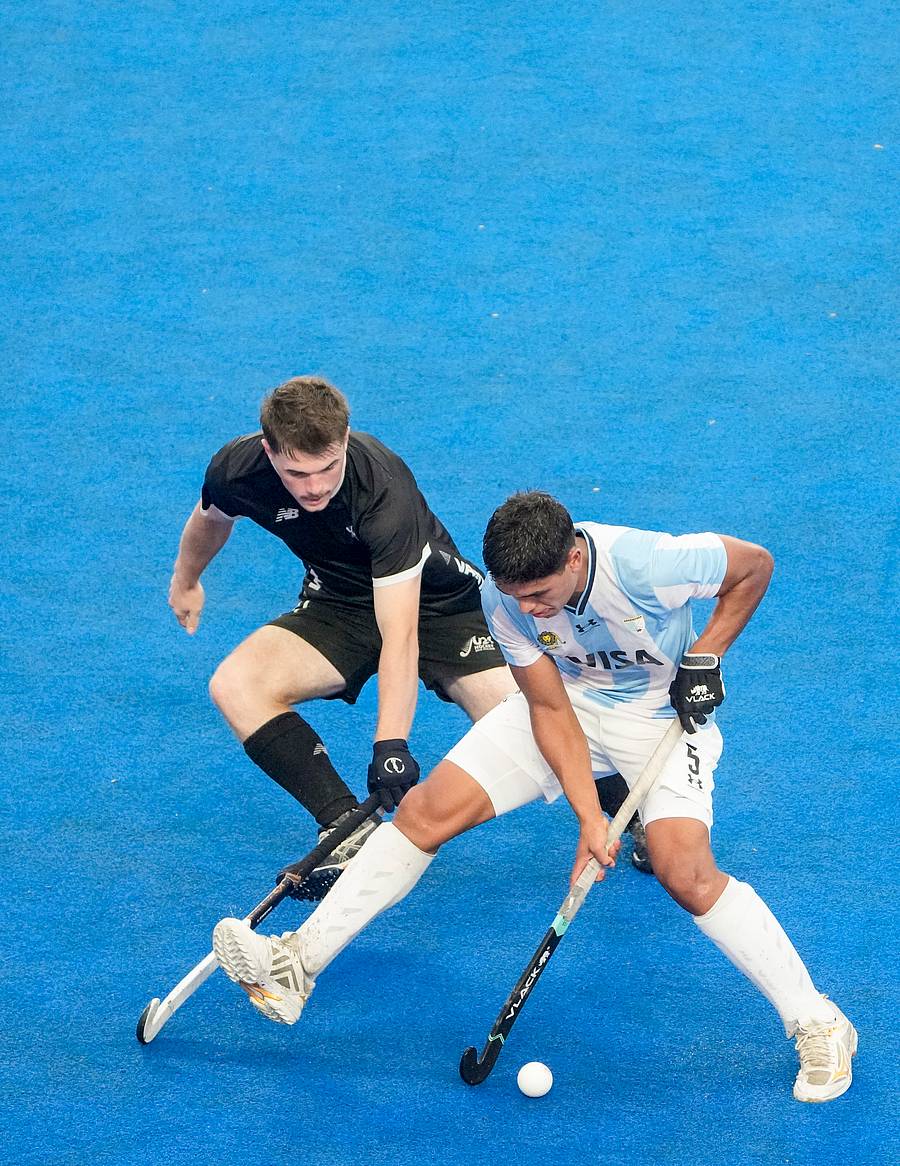 <div class="paragraphs"><p>ನ್ಯೂಜಿಲೆಂಡ್ (ಬಲ) ಮತ್ತು ಅರ್ಜೆಂಟೀನಾ ತಂಡದ ಆಟಗಾರರ ನಡುವೆ ಚೆಂಡಿಗಾಗಿ ಪೈಪೋಟಿ </p></div>