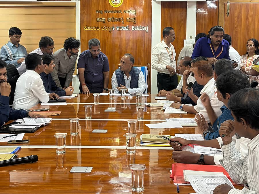 ಶಿವಮೊಗ್ಗದ ಡಿಎಚ್‌ಒ ಕಚೇರಿಯಲ್ಲಿ ಭಾನುವಾರ ಸಚಿವ ದಿನೇಶ್ ಗುಂಡೂರಾವ್ ಆರೋಗ್ಯ ಇಲಾಖೆ ಪ್ರಗತಿ ಪರಿಶೀಲನೆ ನಡೆಸಿದರು