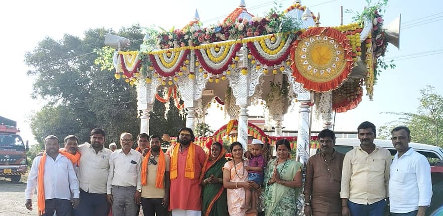 ಆಲಮೇಲ ಪಟ್ಟಣದಿಂದ ಗಾಣಗಾಪೂರಕ್ಕೆ ತೆರಳುತ್ತಿರುವ ಪಾದಯಾತ್ರಿಗಳ ಪಲ್ಲಕ್ಕಿಯ ರಥವನ್ನು ಮಹಾದೇವ ಬಂಡಗಾರ ಕುಟುಂಬ‌ ಸದಸ್ಯರು ಸ್ವಾಗತಿಸಿ ಬಿಳ್ಕೋಟ್ಟರು