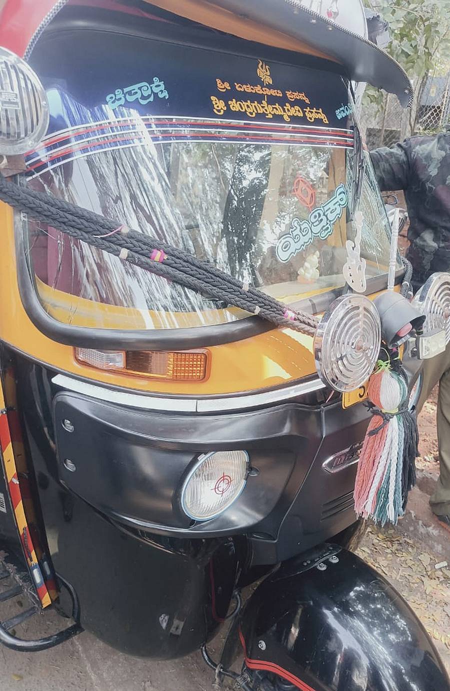 ಬ್ಯಾಡಗಿ ತಾಲ್ಲೂಕಿನ ಅಂಗರಗಟ್ಟಿ ಗ್ರಾಮದ ಬಳಿ 12ಕ್ಕೂ ಹೆಚ್ಚು ಮಕ್ಕಳನ್ನು ಕಾಗಿನೆಲೆಯಿಂದ ಕರೆತರುತ್ತಿದ್ದ ವೇಳೆ ಅಪಘಾತಕ್ಕೀಡಾದ ಆಟೊ