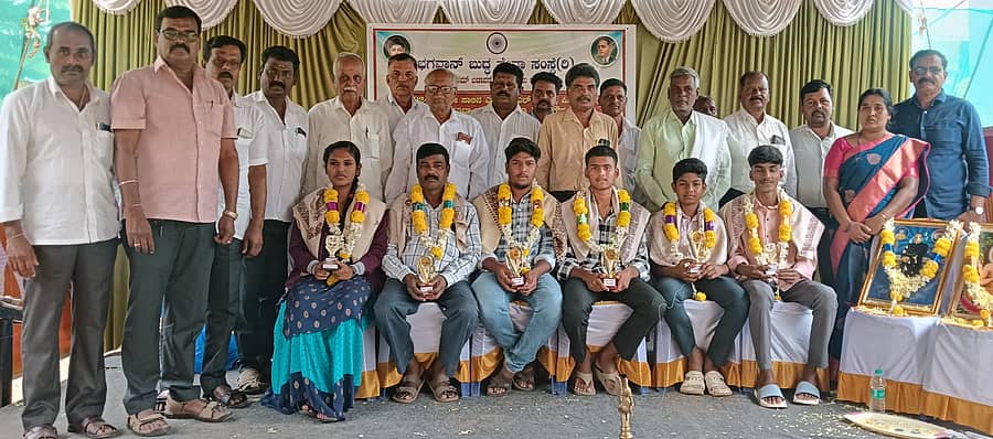 ಯಳಂದೂರು ಪಟ್ಟಣದ ಗೌತಮ್ ಬಡಾವಣೆಯಲ್ಲಿ ಭಾನುವಾರ ಶ್ರೀಭಗವಾನ್ ಬುದ್ಧ ಸೇವಾ ಸಂಸ್ಥೆ ಆಯೋಜಿಸಿದ್ದ ಪ್ರತಿಭಾ ಪುರಸ್ಕಾರ ಸಮಾರಂಭದಲ್ಲಿ ಹೆಚ್ಚು ಅಂಕ ಗಳಿಸಿದ ವಿದ್ಯಾರ್ಥಿಗಳನ್ನು ಸನ್ಮಾನಿಸಲಾಯಿತು.