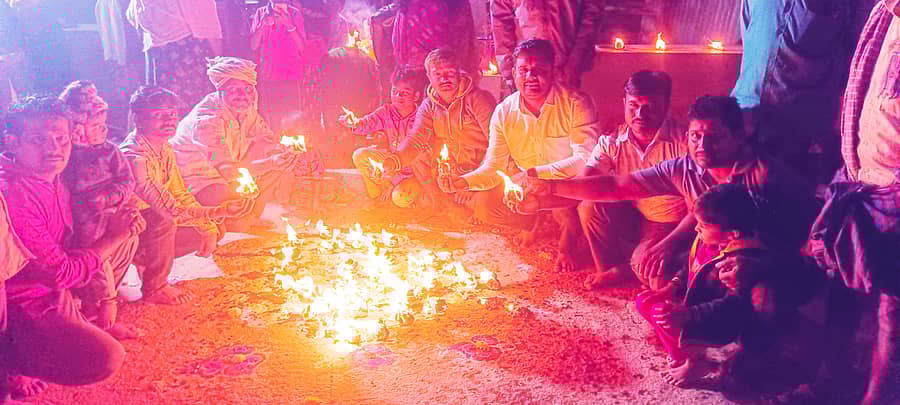 ನರೇಗಲ್‌ ಪಟ್ಟಣದ 3ನೇ ವಾರ್ಡ್‌ನ ಜಕ್ಕಲಿ ರೋಡ್‌ ಆಶ್ರಯ ಕಾಲೊನಿಯಲ್ಲಿ ನಿರ್ಮಾಣ ಹಂತದಲ್ಲಿರುವ ಮಾರುತೇಶ್ವರ ದೇವಸ್ಥಾನದ ಕಾರ್ತೀಕೋತ್ಸವದಲ್ಲಿ ಹಿಂದೂ-ಮುಸ್ಲಿಮ ಯುವಕರು ದೀಪ ಹಚ್ಚಿದರು