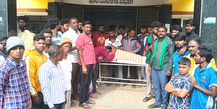 ನಾಯಕನಹಟ್ಟಿ ಪಟ್ಟಣದ ಸಮುದಾಯ ಆರೋಗ್ಯದ ಕೇಂದ್ರದ ಮುಂಭಾಗ ಭಾನುವಾರ ಸಕಾಲಕ್ಕೆ ಚಿಕಿತ್ರೆ ಸಿಗದೇ ವ್ಯಕ್ತಿ ಮೃತಪಟ್ಟಿದ್ದಾರೆಂದು ಆರೋಪಿಸಿದ ಸಾರ್ವಜನಿಕರು ಶವವಿಟ್ಟು ಪ್ರತಿಭಟನೆ ನಡೆಸಿದರು