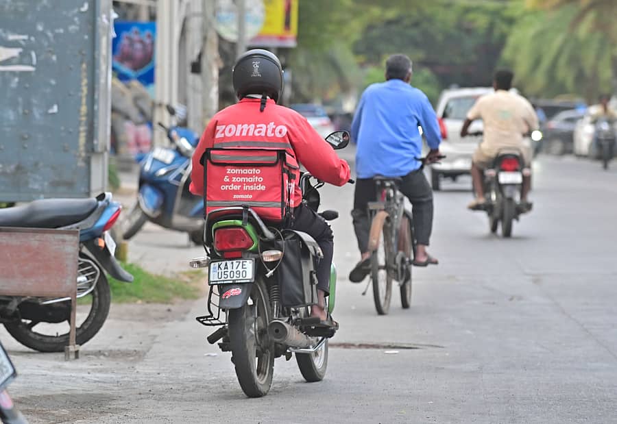 <div class="paragraphs"><p>ದಾವಣಗೆರೆಯ ಡೆಂಟಲ್‌ ಕಾಲೇಜು ರಸ್ತೆಯಲ್ಲಿ ಕಂಡು ಬಂದ ಡೆಲಿವರಿ ಬಾಯ್‌ </p></div>