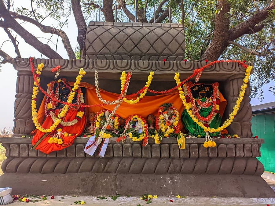 ಹೂವಿನಹಡಗಲಿ ತಾಲ್ಲೂಕು ನಾಗತಿಬಸಾಪುರದ ಶಿರಡಿ ಸಾಯಿಬಾಬಾ ಸನ್ನಿಧಿಯಲ್ಲಿ ಮೂರ್ತಿಗಳನ್ನು ಪ್ರತಿಷ್ಠಾಪಿಸಲಾಯಿತು