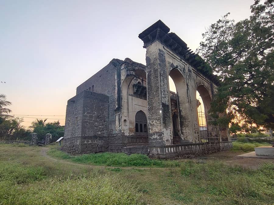 ವಿಜಯಪುರ ಸಮೀಪದ ಮಹಲ್ ಗ್ರಾಮದಲ್ಲಿರುವ ಸ್ಮಾರಕದ ವಿಹಂಗಮ ನೋಟ 