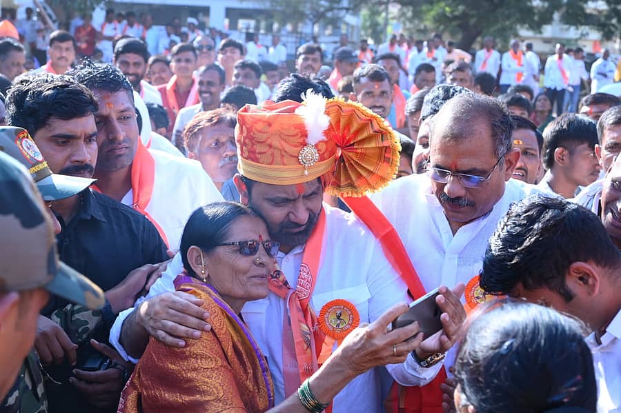 <div class="paragraphs"><p>ಬೀದರ್‌ನಲ್ಲಿ ಭಾನುವಾರ ಏರ್ಪಡಿಸಿದ್ದ ಸ್ವಾಭಿಮಾನಿ ಮರಾಠಾ ಸಮಾವೇಶದಲ್ಲಿ ಮಹಿಳೆಯೊಬ್ಬರು ಸಚಿವ ಸಂತೋಷ್‌ ಲಾಡ್‌ ಅವರೊಂದಿಗೆ ಸೆಲ್ಫಿ&nbsp;ತೆಗೆದುಕೊಂಡರು</p><p></p></div>