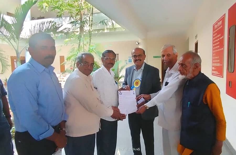 ಗದಗ ಜಿಲ್ಲಾ ದಿಗಂಬರ ಜೈನ ಸಂಘದ ಪದಾಧಿಕಾರಿಗಳು ಮೈಸೂರಿನ ಪುರಾತತ್ವ ಸಂಗ್ರಹಾಲಯಗಳು ಮತ್ತು ಪರಂಪರೆ ಇಲಾಖೆಯ ಆಯುಕ್ತ ದೇವರಾಜ್ ಎ. ಅವರನ್ನು ಭೇಟಿಯಾಗಿ ಮನವಿ ಸಲ್ಲಿಸಿದರು