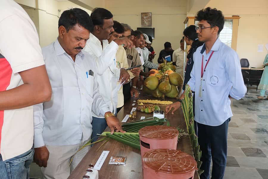 ಮೈಸೂರಿನ ಯಲಚಹಳ್ಳಿಯಲ್ಲಿ ಈಚೆಗೆ ನಡೆದ ತೆಂಗು ಬೆಳೆ ಸಂಬಂಧಿಸಿದ ತರಬೇತಿ ಕಾರ್ಯಕ್ರಮದಲ್ಲಿ ರೈತರು ಮಾಹಿತಿ ಪಡೆದರು