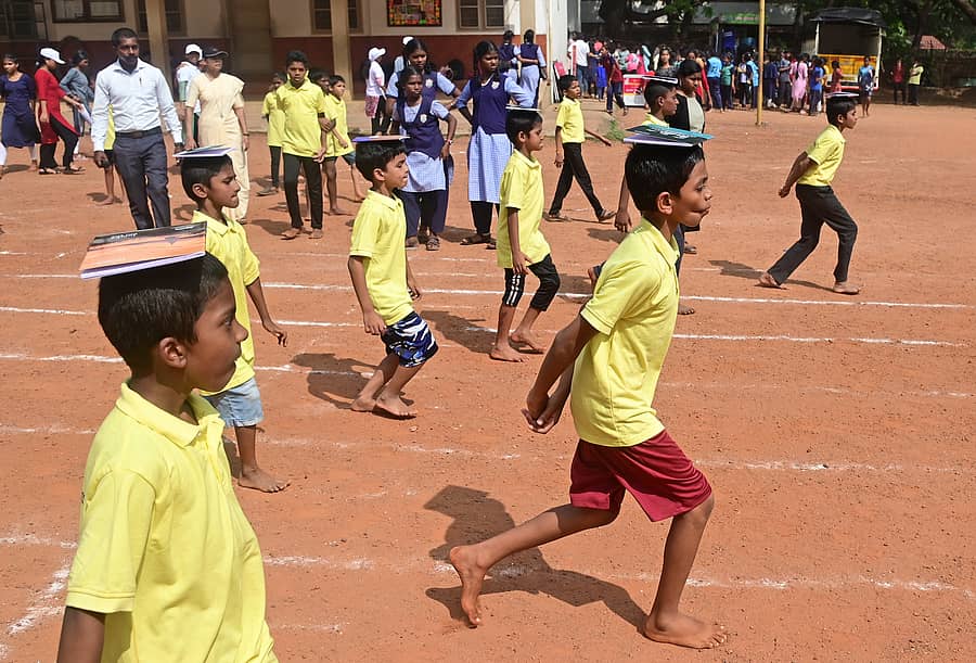 ರೋಟರಿ ಕ್ಲಬ್ ವತಿಯಿಂದ ಮಂಗಳೂರಿನ ಉರ್ವದ ಕೆನರಾ ಶಾಲೆಯ ಮೈದಾನದಲ್ಲಿ ಭಾನುವಾರ ಏರ್ಪಡಿಸಿದ್ದ 25ನೇ ಚಿಣ್ಣರ ಉತ್ಸವದಲ್ಲಿ ಮಕ್ಕಳು ತಲೆ ಮೇಲೆ ಪುಸ್ತಕ ಇಟ್ಟುಕೊಂಡು ಓಡಿದರು: ಪ್ರಜಾವಾಣಿ ಚಿತ್ರ
