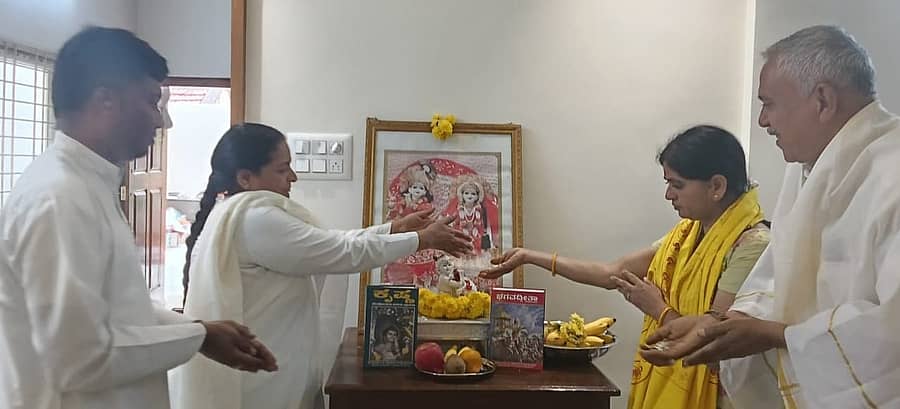 ಚಾಮರಾಜನಗರದ ಋಗ್ವೇದಿ ಕುಟೀರದಲ್ಲಿ ಹಮ್ಮಿಕೊಂಡಿದ್ದ ಗೀತಾ ಜಯಂತಿ ಕಾರ್ಯಕ್ರಮವನ್ನು ಪ್ರಜಾಪಿತ ಬ್ರಹ್ಮಕುಮಾರಿ ಈಶ್ವರಿಯ ವಿಶ್ವವಿದ್ಯಾಲಯದ ಮುಖ್ಯಸ್ಥೆ ಬಿ.ಕೆ.ದಾನೇಶ್ವರಿ ಉದ್ಘಾಟಿಸಿದರು