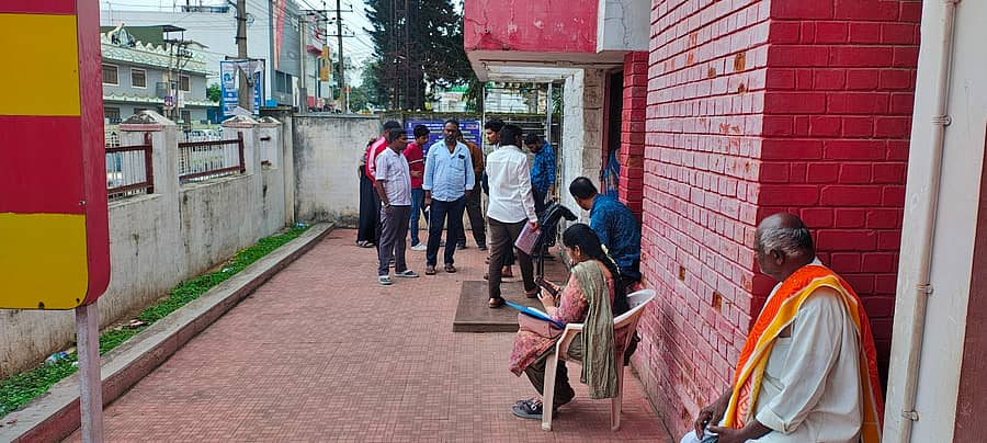 ಕೆಜಿಎಫ್‌ ರಾಬರ್ಟಸನ್‌ಪೇಟೆ ಪಾಸ್‌ಪೋರ್ಟ್‌ ಸೇವಾ ಕೇಂದ್ರದ ಮುಂದೆ ಪಾಸ್‌ಪೋರ್ಟ್‌ ದಾಖಲೆ ಸಲ್ಲಿಸಲು ಕಚೇರಿ ಹೊರಗೆ ಅರ್ಜಿದಾರರು ಕಾಯುತ್ತಿರುವುದು