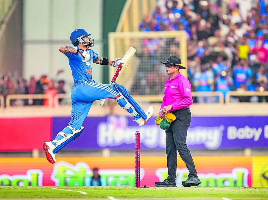 <div class="paragraphs"><p>ಶತಕ ದಾಖಲಿಸಿದ ಸಂಭ್ರಮದಲ್ಲಿ ವಿರಾಟ್‌ ಕೊಹ್ಲಿ </p></div>