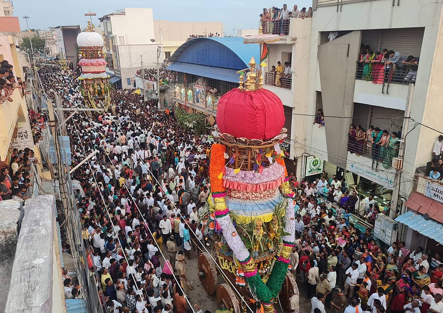 ಕಂಪ್ಲಿ ಶ್ರೀಪೇಟೆ ಬಸವೇಶ್ವರ ನೀಲಮ್ಮನವರ ಜೋಡಿ ಮಹಾರಥೋತ್ಸವ ಭಾನುವಾರ ಭಕ್ತರ ಜಯಘೋಷದೊಂದಿಗೆ ವಿಜೃಂಭಣೆಯಿಂದ ಜರುಗಿತು