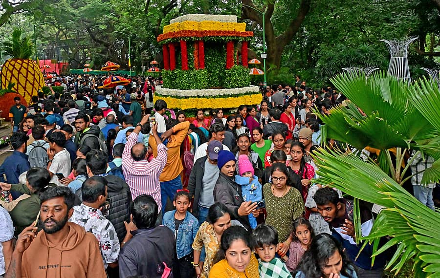 <div class="paragraphs"><p>ಶ್ರೀ ಚಾಮರಾಜೇಂದ್ರ (ಕಬ್ಬನ್) ಉದ್ಯಾನದಲ್ಲಿ ‘ಹೂವುಗಳ ಹಬ್ಬ’ಕ್ಕೆ ಭಾನುವಾರ ಭಾರಿ ಸಂಖ್ಯೆಯಲ್ಲಿ ಜನರು ಭೇಟಿ ನೀಡಿದರು. </p></div>