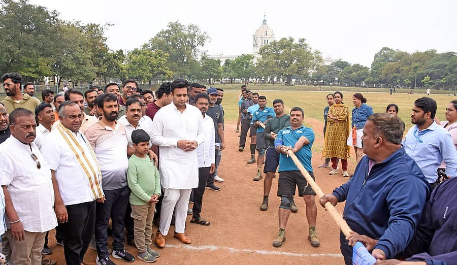 ಮೈಸೂರಿನ ಓವೆಲ್‌ ಮೈದಾನದಲ್ಲಿ ಭಾನುವಾರ ನಡೆದ ಹಗ್ಗ–ಜಗ್ಗಾಟ ಸ್ಪರ್ಧೆಯನ್ನು ಸಂಸದ ಯದುವೀರ್ ಕೃಷ್ಣದತ್ತ ಚಾಮರಾಜ ಒಡೆಯರ್ ಉದ್ಘಾಟಿಸಿದರು
