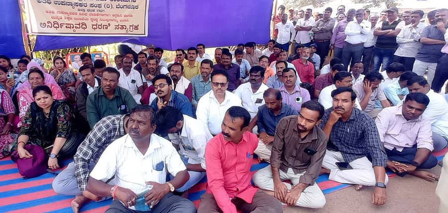 ವಿವಿಧ ಬೇಡಿಕೆ ಈಡೇರಿಸಬೇಕು ಎಂದು ಒತ್ತಾಯಿಸಿ ಜಿಲ್ಲೆಯ ವಿವಿಧ ಸರ್ಕಾರಿ ಪದವಿ ಕಾಲೇಜಿನ ಅತಿಥಿ ಉಪನ್ಯಾಸಕರು ಜಿಲ್ಲಾಧಿಕಾರಿ ಕಚೇರಿ ಮುಂದೆ ಪ್ರತಿಭಟನೆ ನಡೆಸಿದ್ದಾರೆ