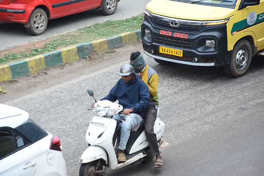 ಚಳಿಗೆ ಜನರು ಬೆಚ್ಚನೆ ಉಡುಗೆ ತೊಟ್ಟು ರಸ್ತೆಗೆ ಇಳಿದಿರುವುದು