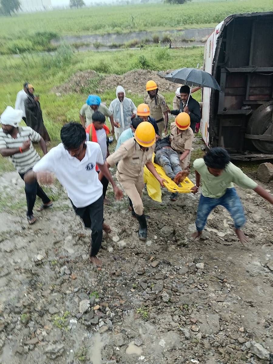 ರಾಯಚೂರು ಹೊರವಲಯದ ಸಾಥ್‌ಮೈಲ್ ಕ್ರಾಸ್ ಬಳಿ ಸೆಪ್ಟೆಂಬರ್ 26ರಂದು ದಾವಣಗೆರೆಯಿಂದ ರಾಯಚೂರಿಗೆ ಬರುತ್ತಿದ್ದ ಸಾರಿಗೆ ಸಂಸ್ಥೆಯ ಸ್ಲೀಪರ್ ಕೋಚ್ ಬಸ್ ಪಲ್ಟಿಯಾಗಿ ಪ್ರಯಾಣಿಕರೊಬ್ಬರ ಕಾಲು ಮುರಿದ ಕಾರಣ ಅವರನ್ನು ಅಗ್ನಿಶಾಮಕ ಸಿಬ್ಬಂದಿ ಸ್ಟ್ರೆಚ್ಚರ್‌ನಲ್ಲಿ ಸಾಗಿಸಿದರು
