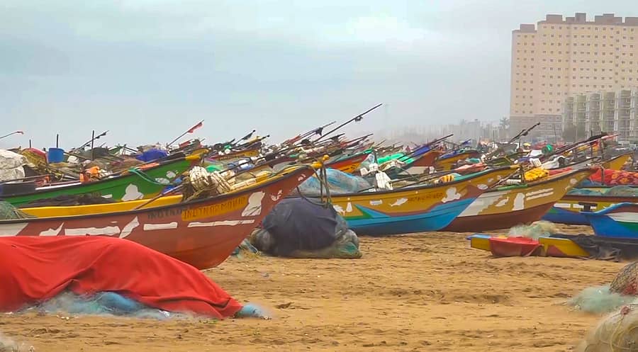 <div class="paragraphs"><p>ದಿತ್ವಾ ಚಂಡಮಾರುತದ ಪರಿಣಾಮ ಮರೀನಾ ಬೀಚ್ನಲ್ಲಿ ಮೀನುಗಾರಿಕಾ ಬೋಟ್ಗಳು ಭಾನುವಾರ ಲಂಗರು ಹಾಕಿದ್ದವು</p></div>